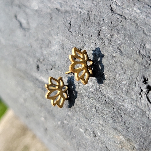💥LAST PAIR💥Golden Lotus Hollow Cut Zen Stud Earrings - Picture 5 of 7